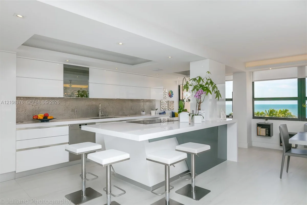 3 Grove Isle Dr #C502, Miami: photo 1 of 29