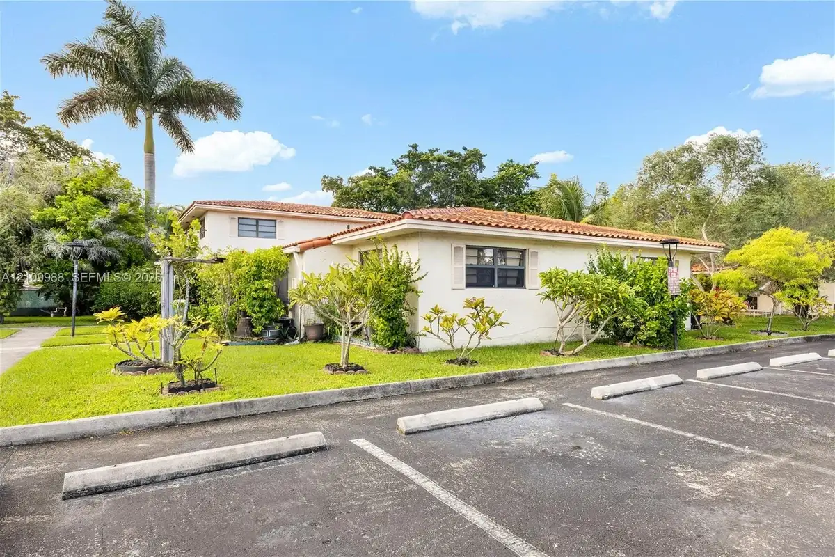 13946 NE 4th Ave, Miami: photo 1 of 14