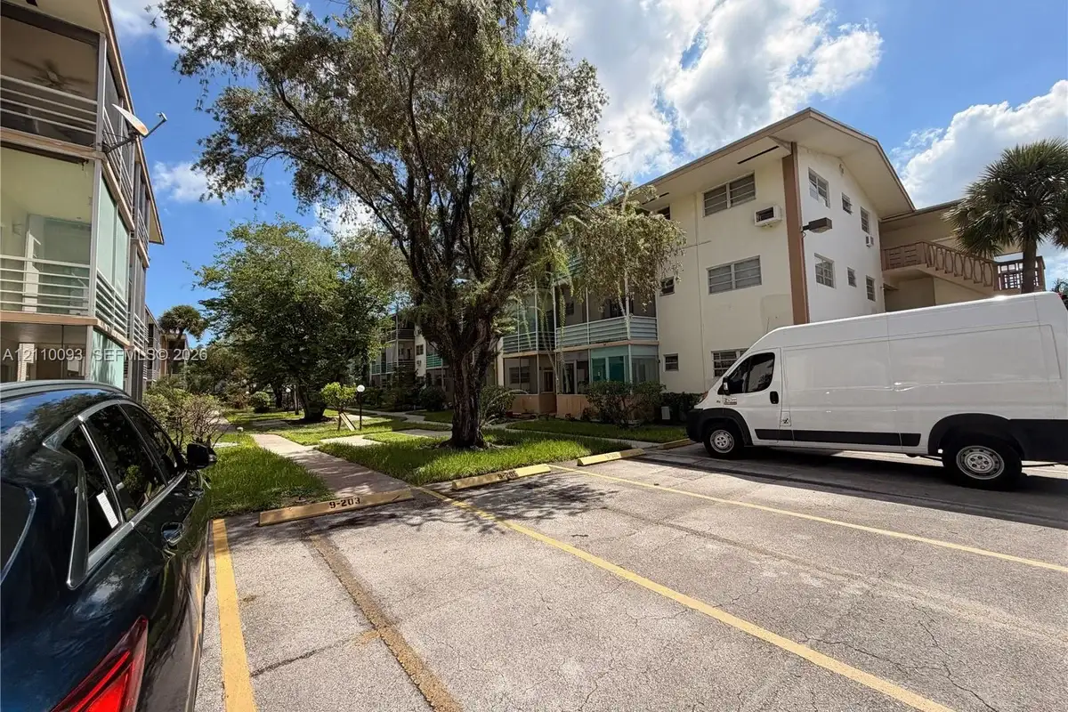 1395 NE 167th St #205, Miami: photo 1 of 4