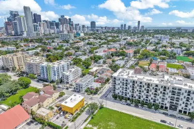 676 SW 1st St, Miami: photo 1 of 16