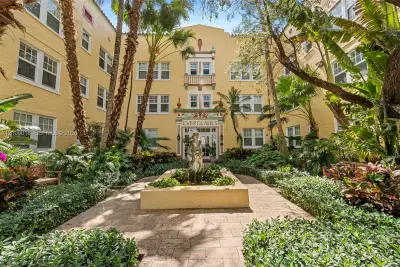 536 14th St #305, Miami Beach: photo 1 of 20
