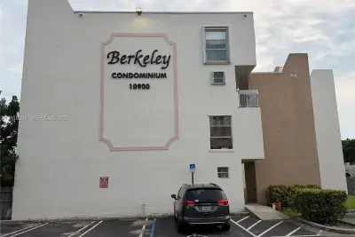 10900 SW 104th St #101, Miami: photo 1 of 7