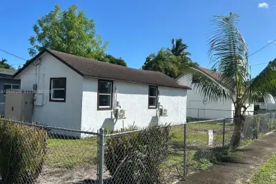 360 NE 174th St #1, North Miami Beach: photo 1 of 10