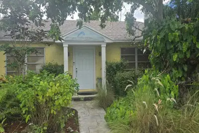 209 S Palmway, Lake Worth Beach: photo 1 of 37