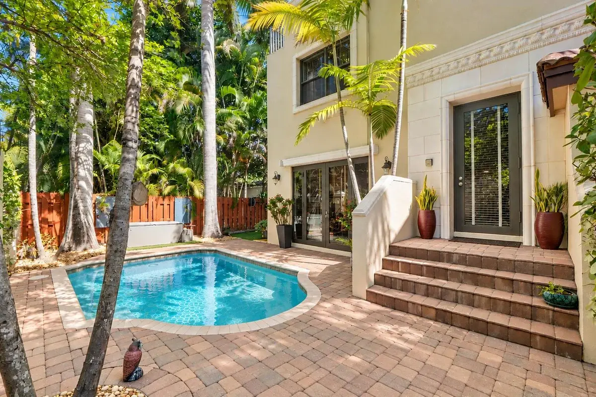 430 NE 7th Ave, Fort Lauderdale: photo 1 of 42