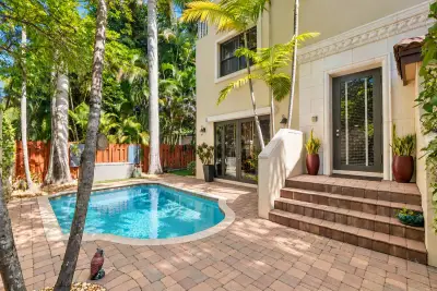 430 NE 7th Ave, Fort Lauderdale: photo 1 of 42