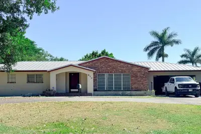 870 E Main St, Pahokee: photo 1 of 9