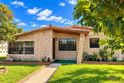 1440 NW 183rd St, Miami Gardens: photo 1 of 8