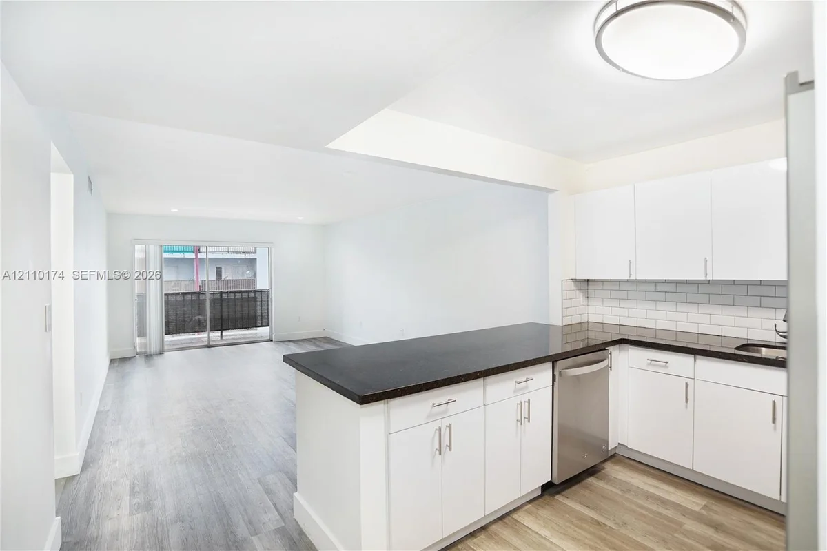 Condo in Hialeah: photo 1 of 28