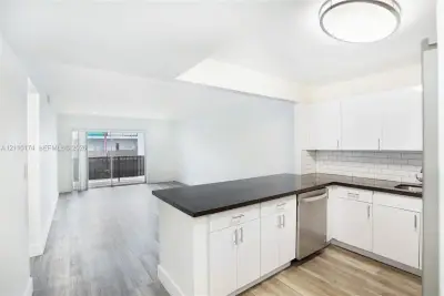 Condo in Hialeah: photo 1 of 28
