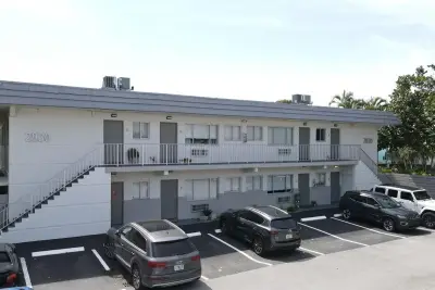 2830 NE 30th St #9, Fort Lauderdale: photo 1 of 12