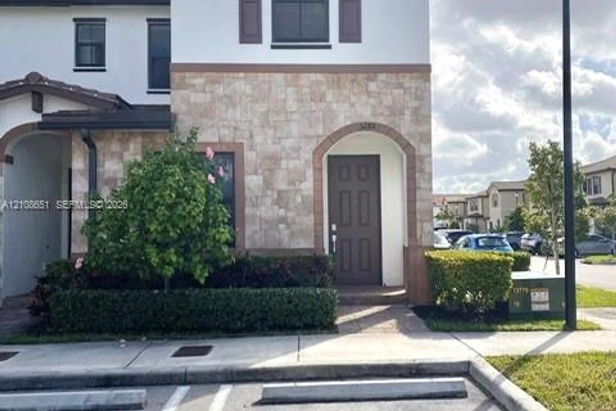 3288 W 106th Ter, Hialeah: photo 1 of 55