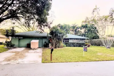 766 NW 24th Ave, Delray Beach: photo 1 of 32
