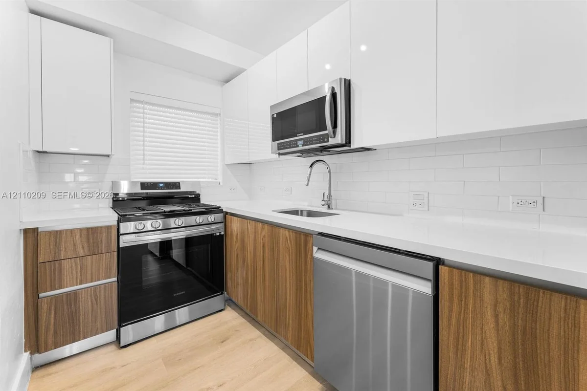 1035 9th St #20, Miami Beach: photo 1 of 11