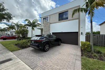 21000 NE 2nd Ct, Miami: photo 1 of 32