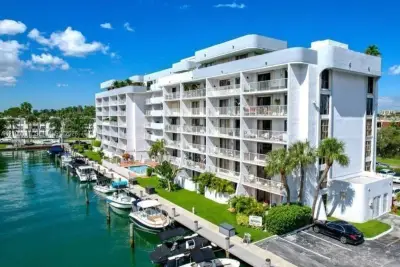 1650 NE 115th St #402, Miami: photo 1 of 30