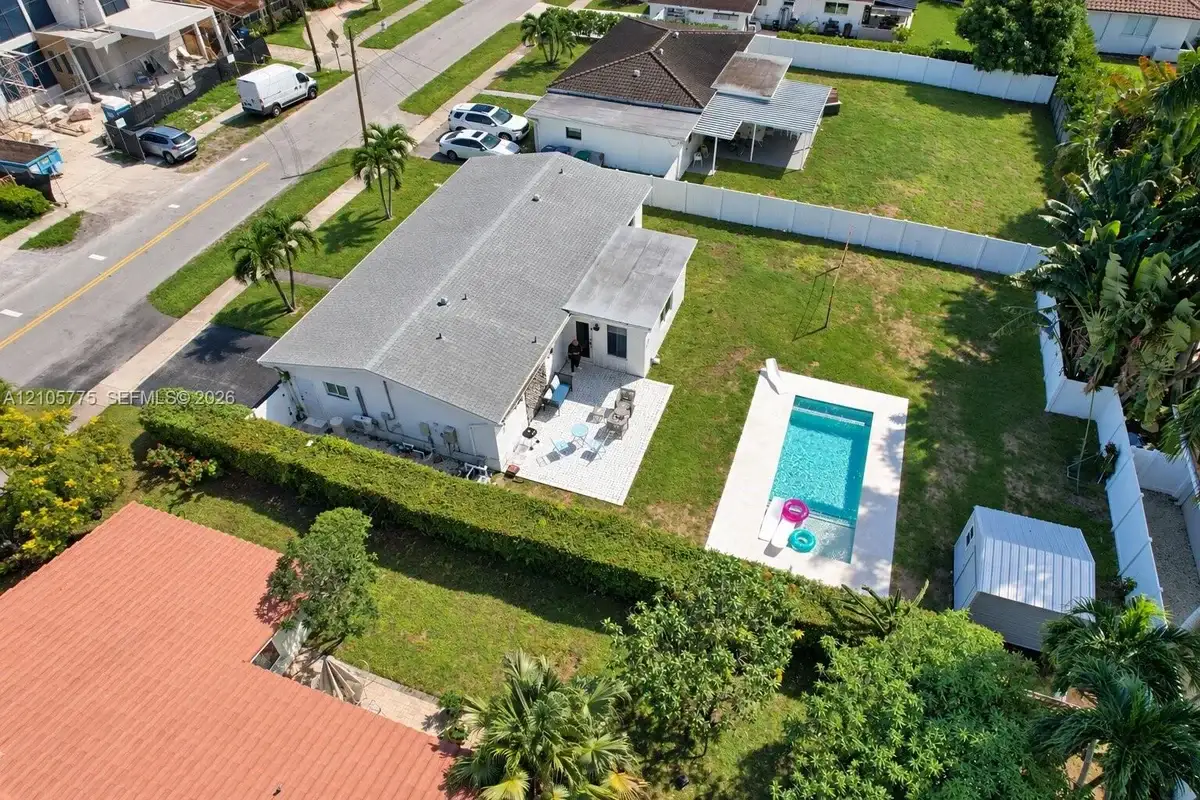 21230 NE 24th Ct, Miami: photo 1 of 34