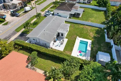 21230 NE 24th Ct, Miami: photo 1 of 34