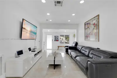 4310 SW 7th St, Miami: photo 1 of 33