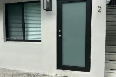 536 SW 7th St #2, Miami: photo 1 of 8