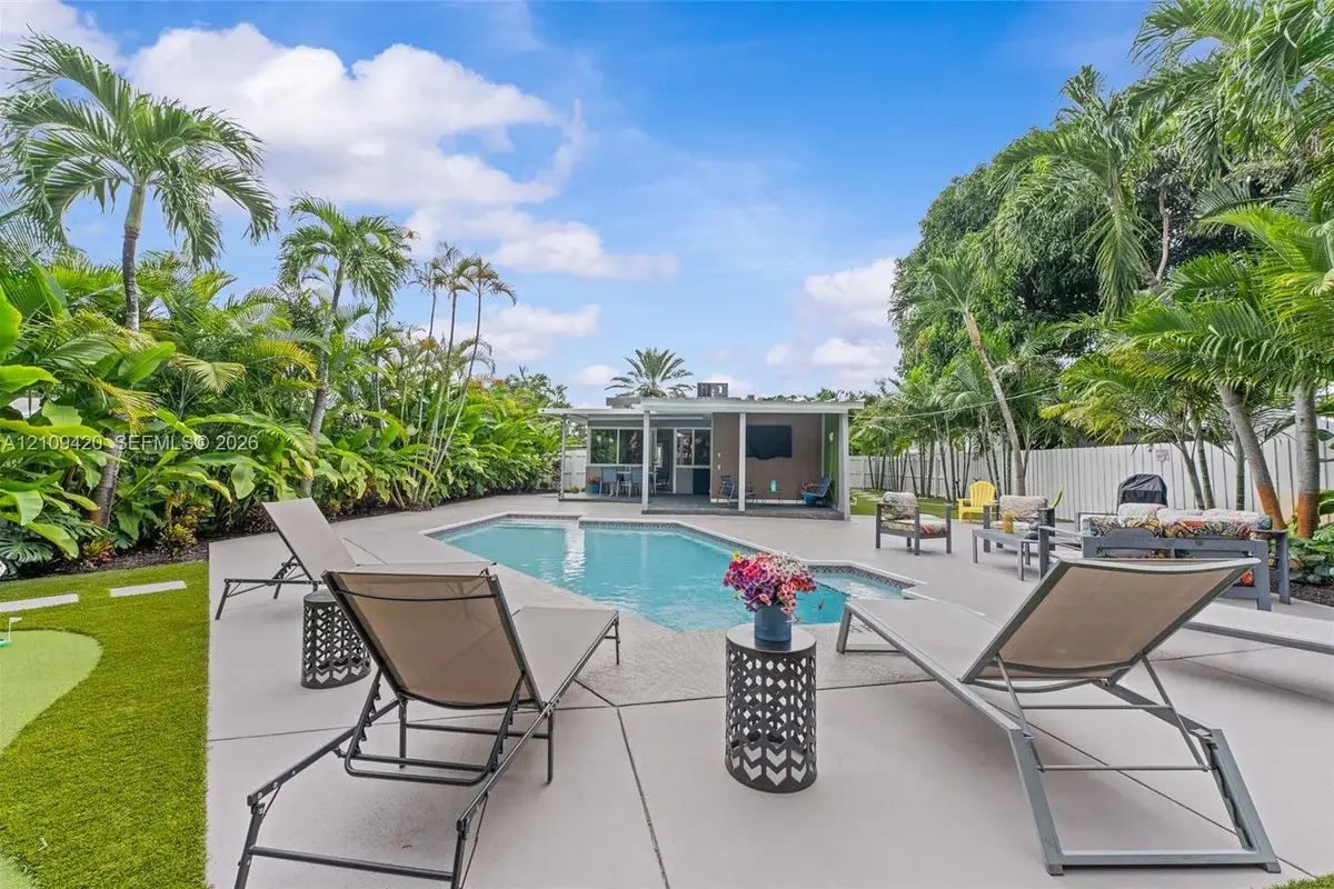 1955 Thomas St, Hollywood: photo 1 of 20