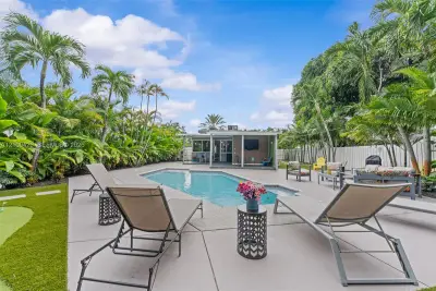 1955 Thomas St, Hollywood: photo 1 of 20