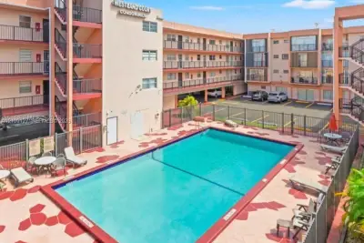 1855 W 60th St #346-B, Hialeah: photo 1 of 12
