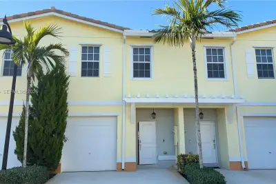 Townhouse in Lauderhill: photo 1 of 18