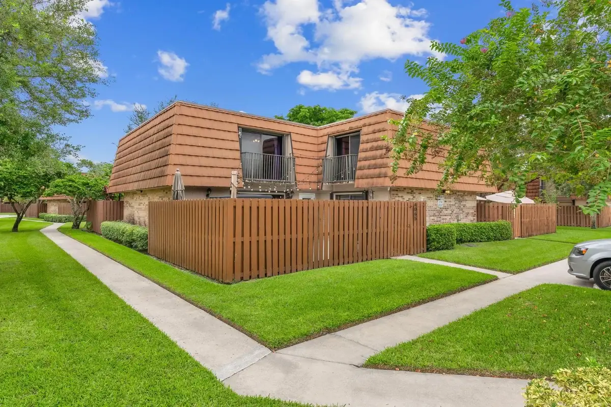 4065 Wimbledon Dr, Cooper City: photo 1 of 20