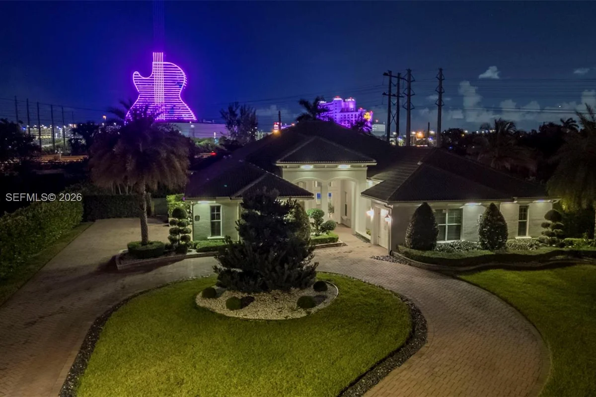 5202 S Sterling Ranch Cir, Davie: photo 1 of 88