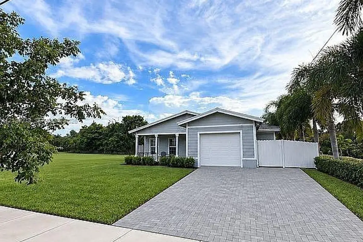 22066 Miami Ave, Miami: photo 1 of 12