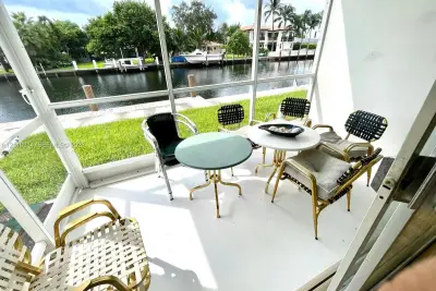 465 Paradise Isle Blvd #101, Hallandale Beach: photo 1 of 11