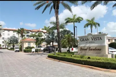 Apartment in Doral: photo 1 of 15