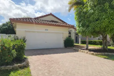 19236 NW 14th St, Pembroke Pines: photo 1 of 13