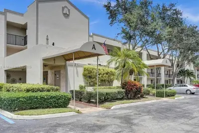 10526 E Clairmont Cir, Tamarac: photo 1 of 58