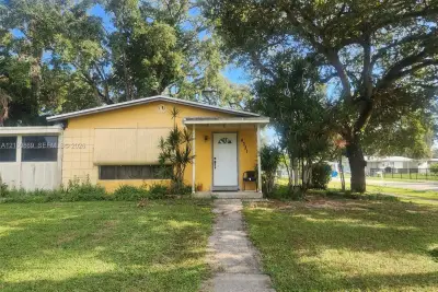 4331 SW 32nd Ct, West Park: photo 1 of 3