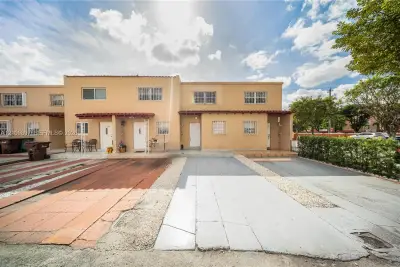 1780 W 56th Ter #402, Hialeah: photo 1 of 15