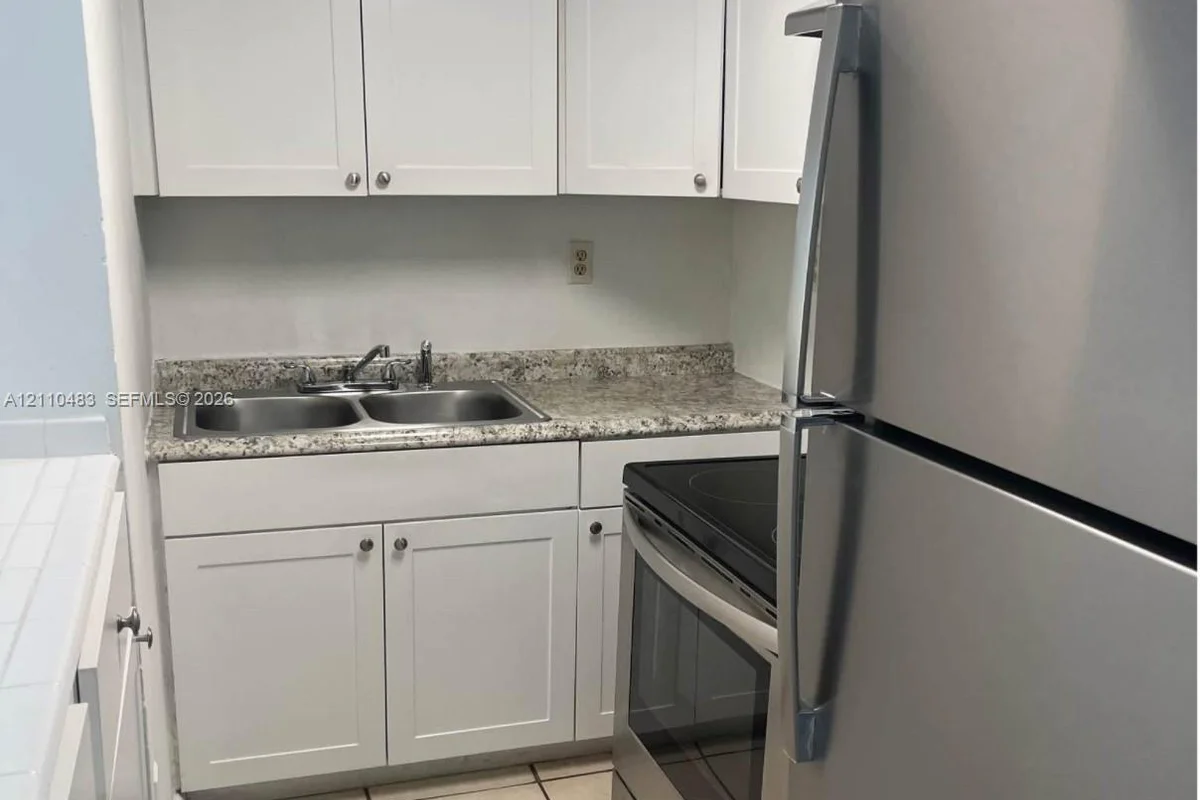 2135 SW 6th St #3, Miami: photo 1 of 7