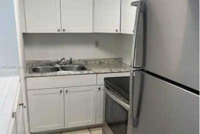 2135 SW 6th St #3, Miami: photo 1 of 7
