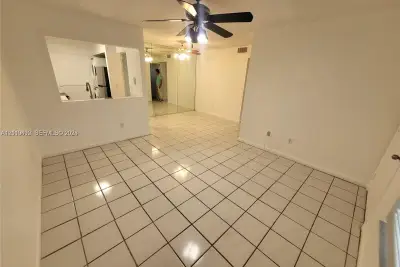 2500 W 67th Pl #23-26, Hialeah: photo 1 of 11