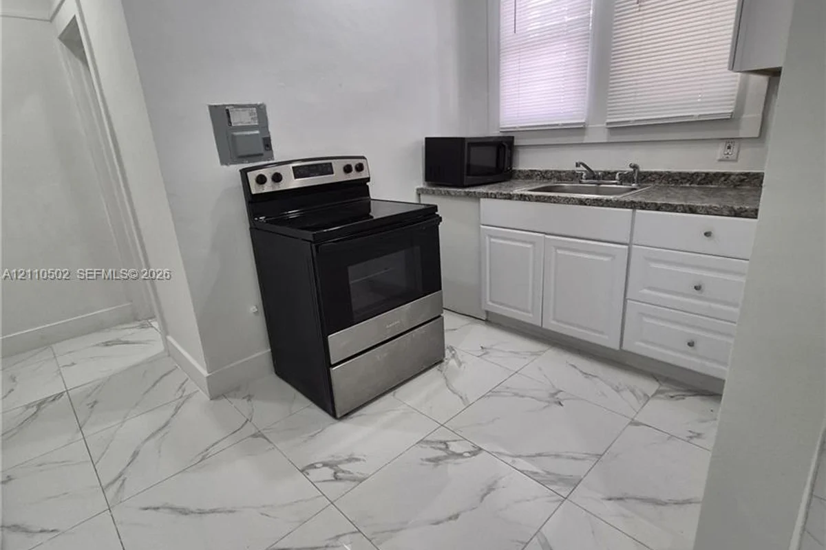 2144 SW 6th St #3, Miami: photo 1 of 14