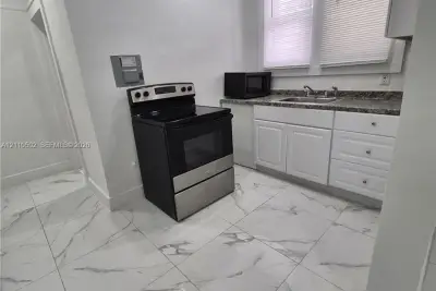 2144 SW 6th St #3, Miami: photo 1 of 14