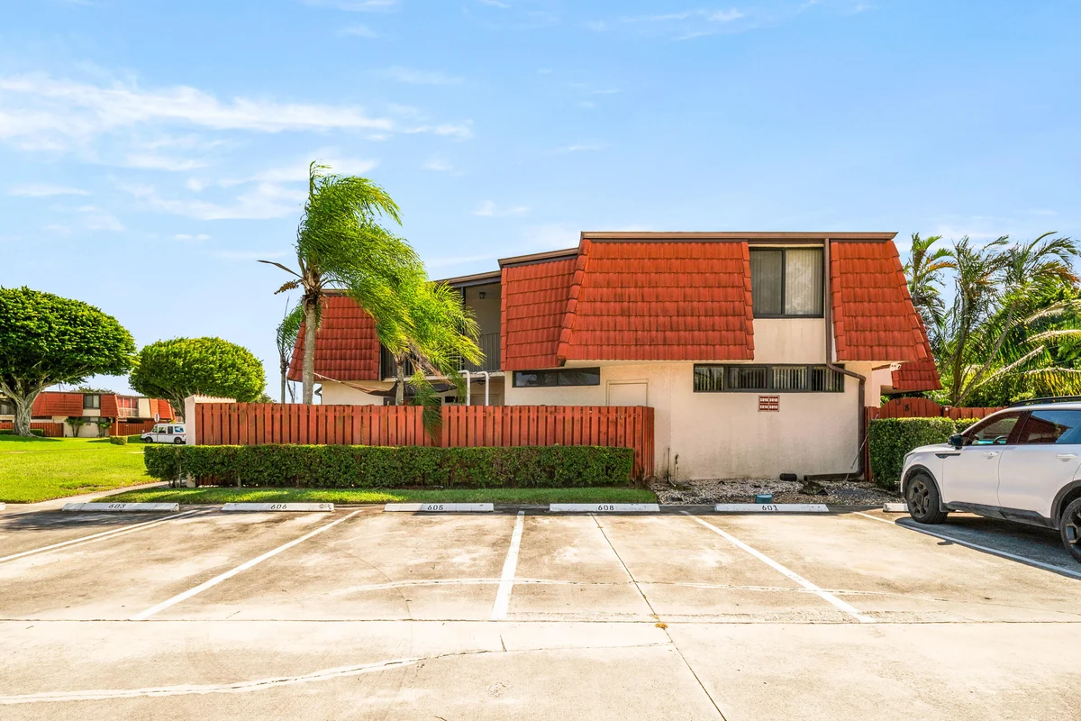 3814 Victoria Dr, West Palm Beach: photo 1 of 35