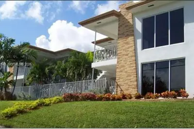 7422 NE 6th Ct, Miami: photo 1 of 18