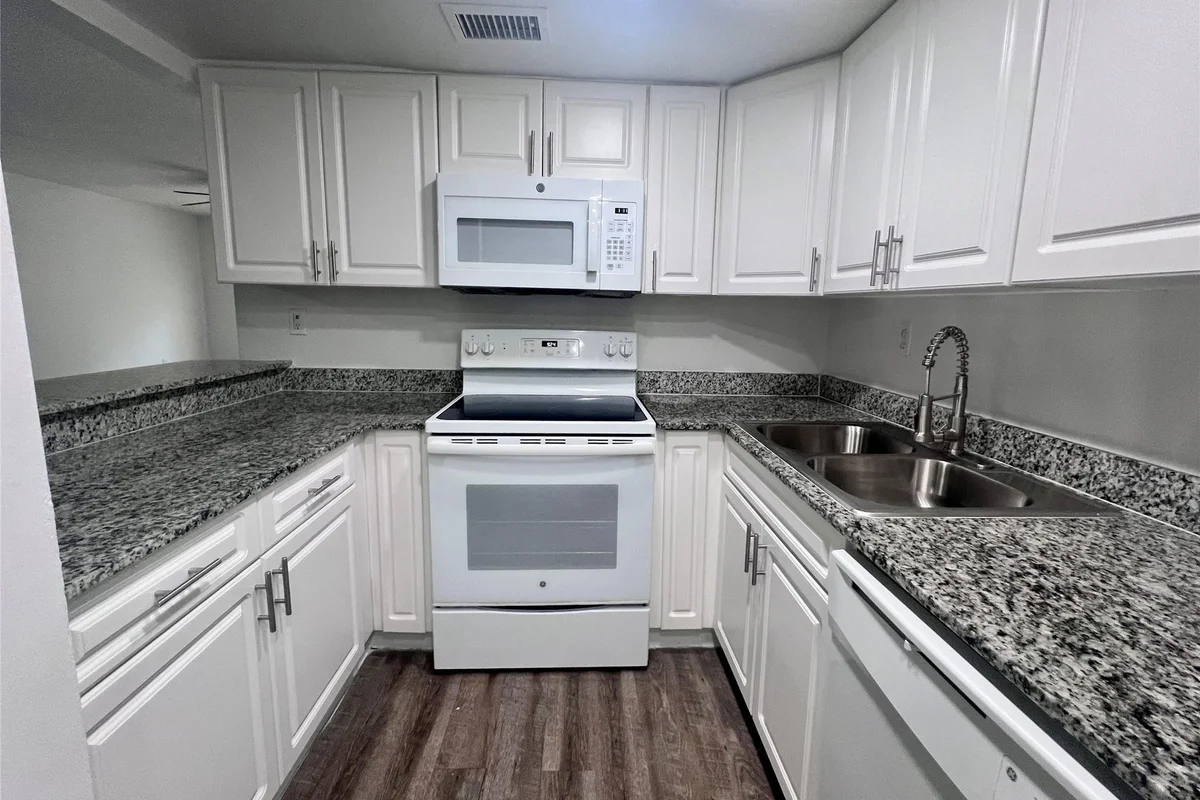 17350 NW 68th Ave #400-215, Hialeah: photo 1 of 16