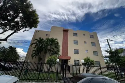 677 SW 9th Ave #205, Miami: photo 1 of 27