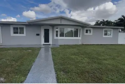 8555 NW 175th St, Hialeah: photo 1 of 19