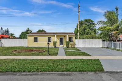 16400 NW 18th Pl NW, Opa-locka: photo 1 of 34