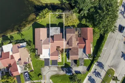632 Village Lake Dr, Weston: photo 1 of 34