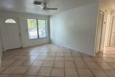 209 NW 17th St #1, Fort Lauderdale: photo 1 of 10
